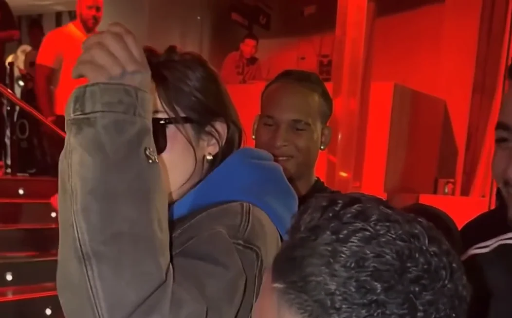 Sigue los gestos y la cámara